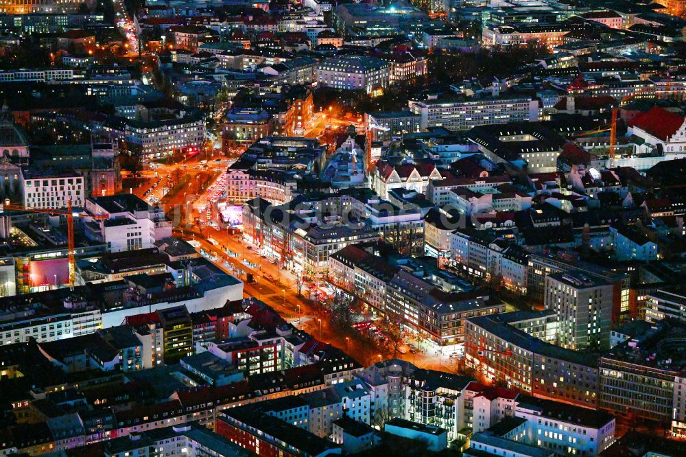 München bei Nacht aus der Vogelperspektive: Nachtluftbild Altstadtbereich und Innenstadtzentrum in München im Bundesland Bayern, Deutschland