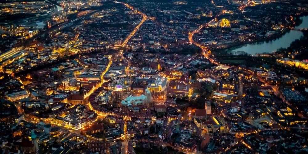 Münster bei Nacht aus der Vogelperspektive: Nachtluftbild Altstadtbereich und Innenstadtzentrum in Münster im Bundesland Nordrhein-Westfalen, Deutschland
