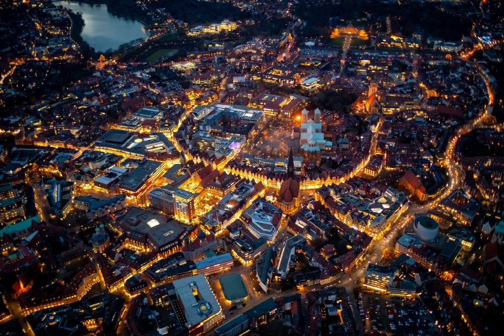 Nacht-Luftaufnahme Münster - Nachtluftbild Altstadtbereich und Innenstadtzentrum in Münster im Bundesland Nordrhein-Westfalen, Deutschland