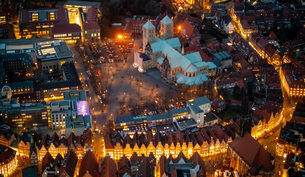 Münster bei Nacht von oben - Nachtluftbild Altstadtbereich und Innenstadtzentrum in Münster im Bundesland Nordrhein-Westfalen, Deutschland