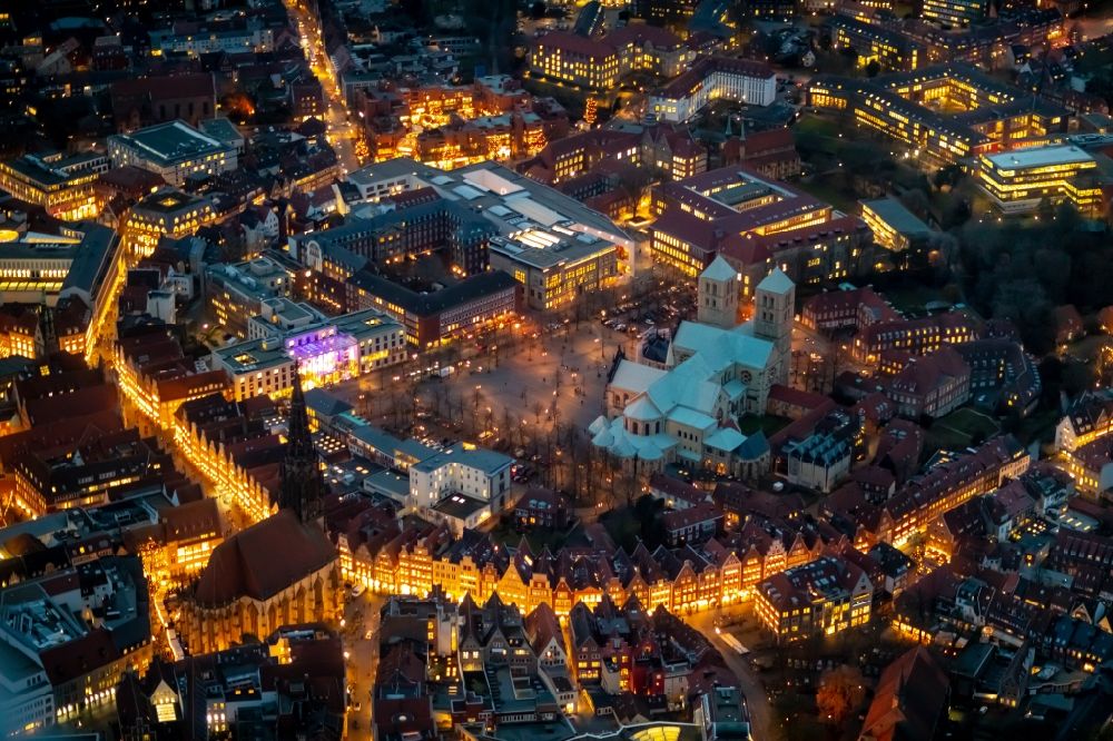 Münster bei Nacht aus der Vogelperspektive: Nachtluftbild Altstadtbereich und Innenstadtzentrum in Münster im Bundesland Nordrhein-Westfalen, Deutschland