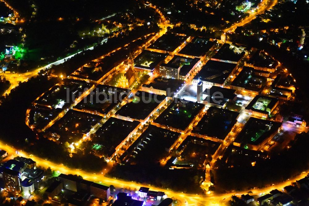 Nacht-Luftaufnahme Neubrandenburg - Nachtluftbild Altstadtbereich und Innenstadtzentrum in Neubrandenburg im Bundesland Mecklenburg-Vorpommern, Deutschland