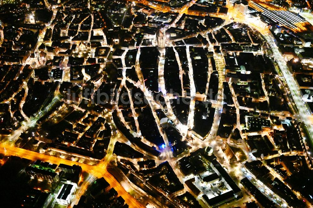 Nürnberg bei Nacht aus der Vogelperspektive: Nachtluftbild Altstadtbereich und Innenstadtzentrum in Nürnberg im Bundesland Bayern, Deutschland