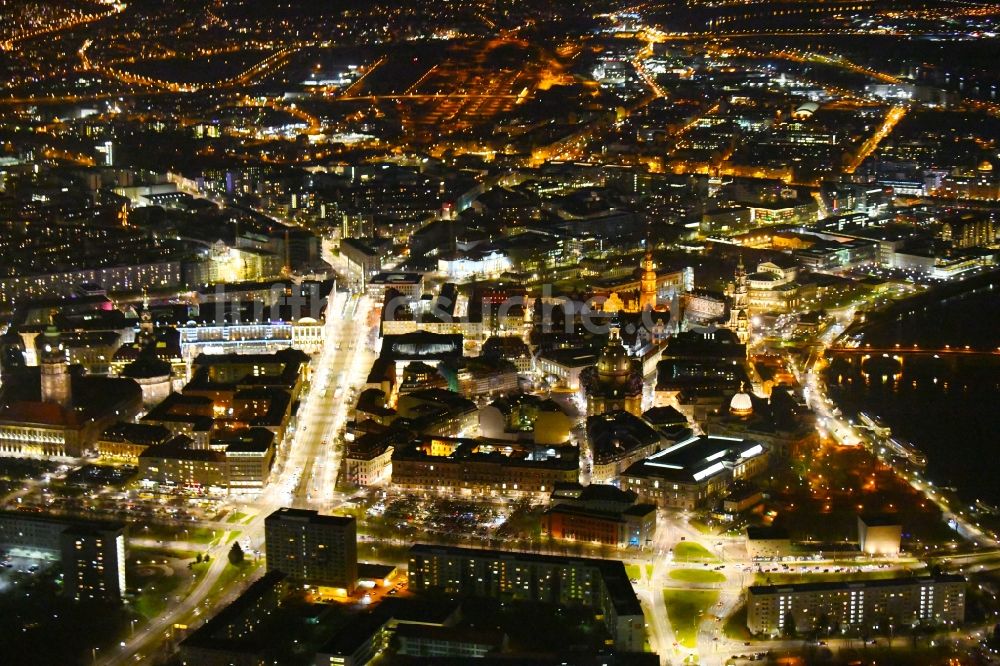 Dresden bei Nacht aus der Vogelperspektive: Nachtluftbild Altstadtbereich und Innenstadtzentrum im Ortsteil Altstadt in Dresden im Bundesland Sachsen, Deutschland