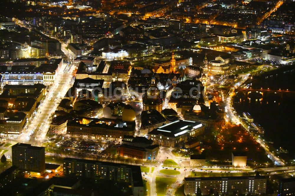 Dresden bei Nacht aus der Vogelperspektive: Nachtluftbild Altstadtbereich und Innenstadtzentrum im Ortsteil Altstadt in Dresden im Bundesland Sachsen, Deutschland