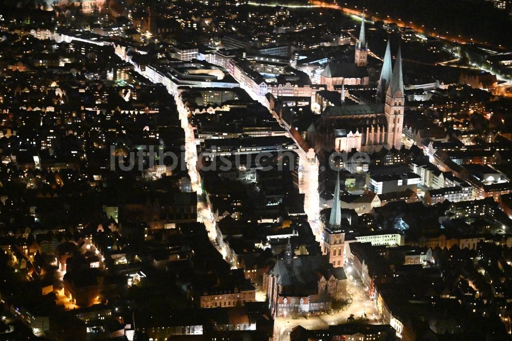 Lübeck bei Nacht aus der Vogelperspektive: Nachtluftbild Altstadtbereich und Innenstadtzentrum im Ortsteil Altstadt in Lübeck im Bundesland Schleswig-Holstein, Deutschland