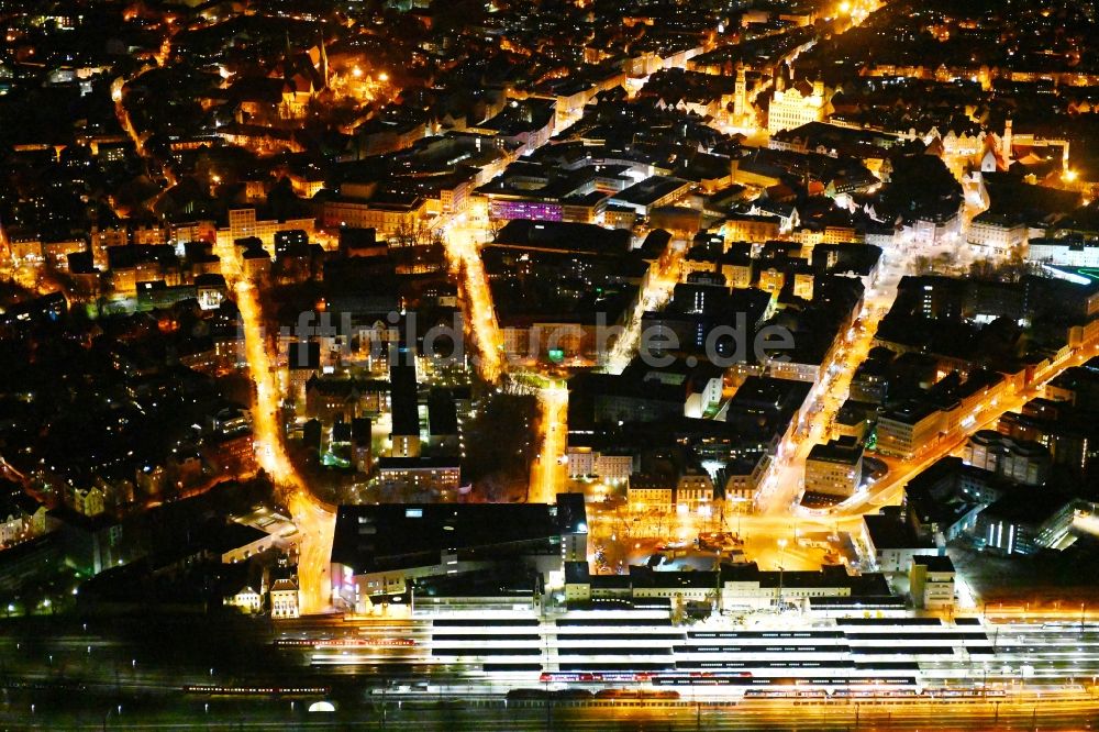 Nacht-Luftaufnahme Augsburg - Nachtluftbild Altstadtbereich und Innenstadtzentrum im Ortsteil Bahnhofs-Bismarckviertel in Augsburg im Bundesland Bayern, Deutschland