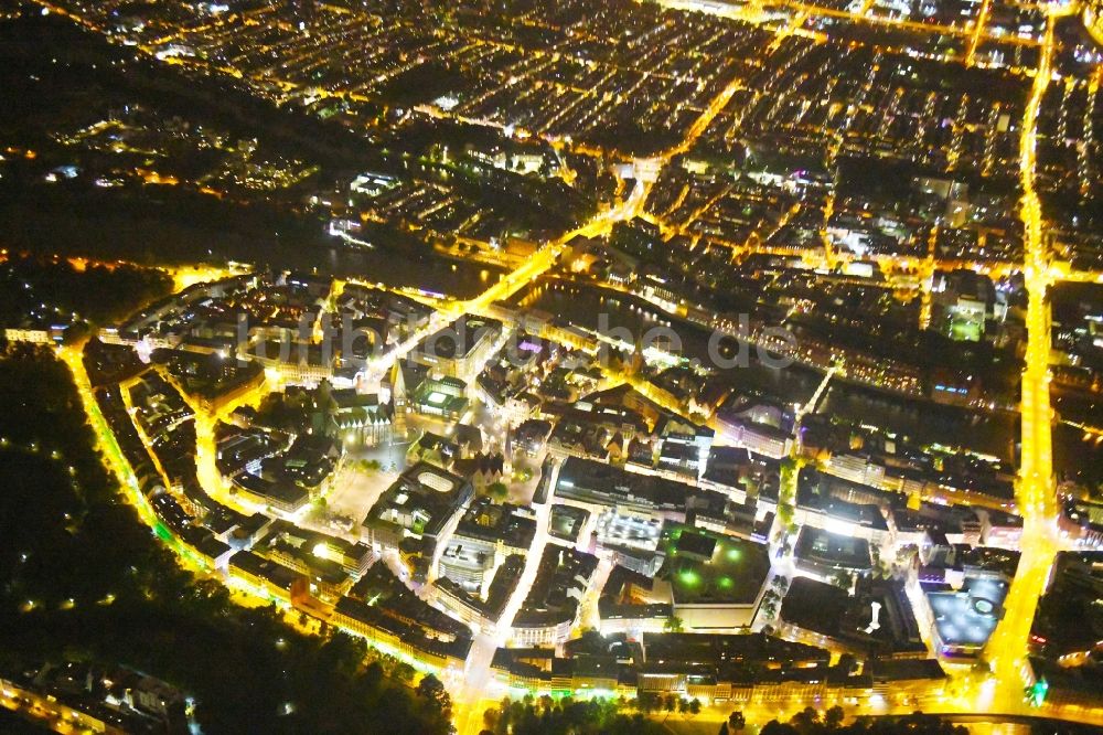 Nachtluftbild Bremen - Nachtluftbild Altstadtbereich und Innenstadtzentrum im Ortsteil Mitte in Bremen, Deutschland