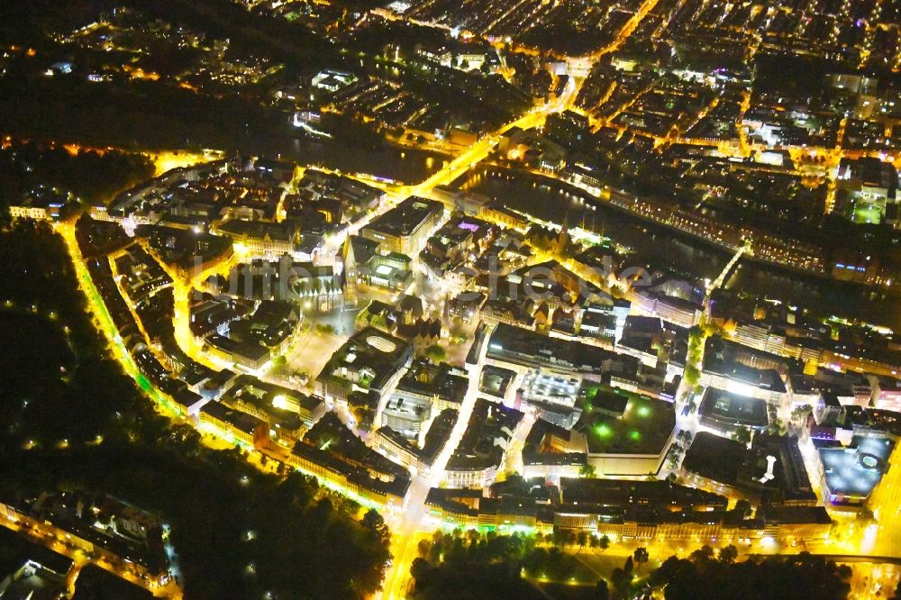 Nacht-Luftaufnahme Bremen - Nachtluftbild Altstadtbereich und Innenstadtzentrum im Ortsteil Mitte in Bremen, Deutschland