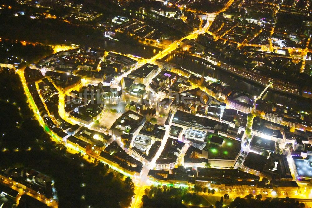 Bremen bei Nacht von oben - Nachtluftbild Altstadtbereich und Innenstadtzentrum im Ortsteil Mitte in Bremen, Deutschland