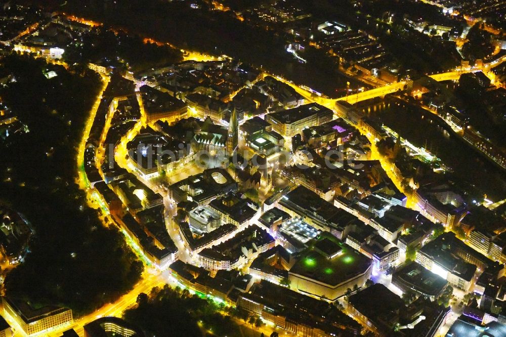 Bremen bei Nacht aus der Vogelperspektive: Nachtluftbild Altstadtbereich und Innenstadtzentrum im Ortsteil Mitte in Bremen, Deutschland