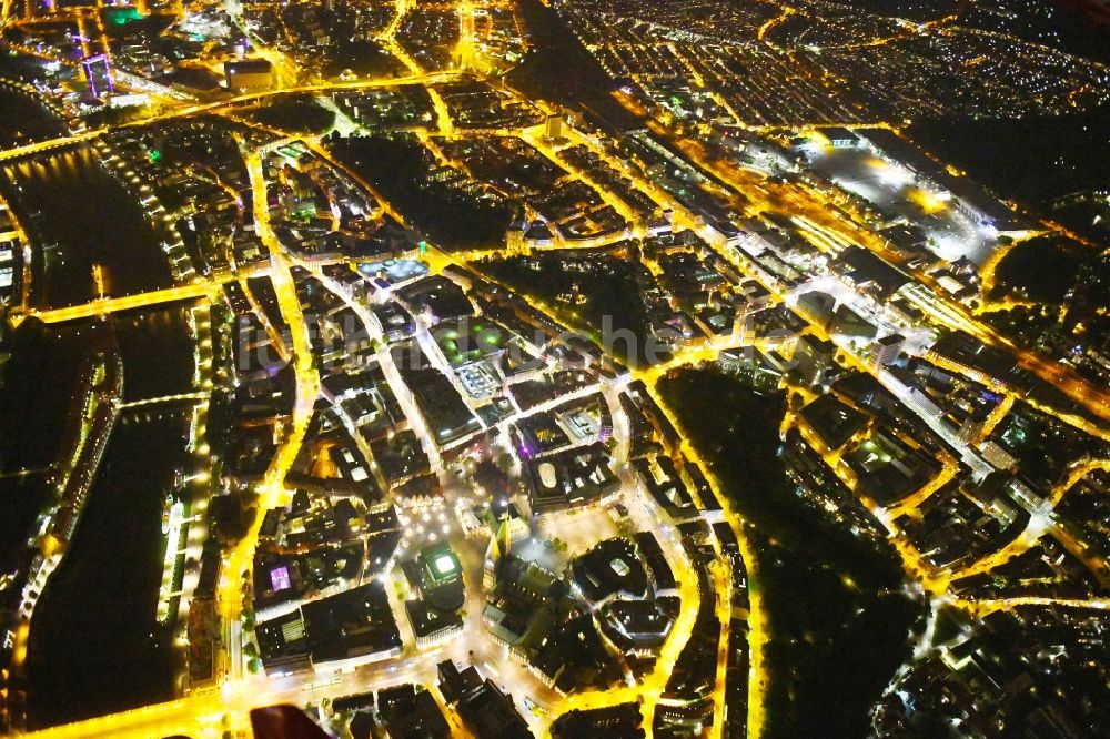 Nacht-Luftaufnahme Bremen - Nachtluftbild Altstadtbereich und Innenstadtzentrum im Ortsteil Mitte in Bremen, Deutschland
