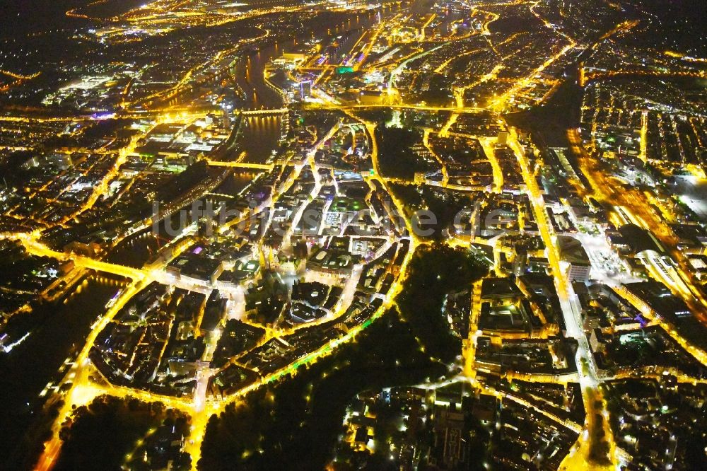 Bremen bei Nacht von oben - Nachtluftbild Altstadtbereich und Innenstadtzentrum im Ortsteil Mitte in Bremen, Deutschland