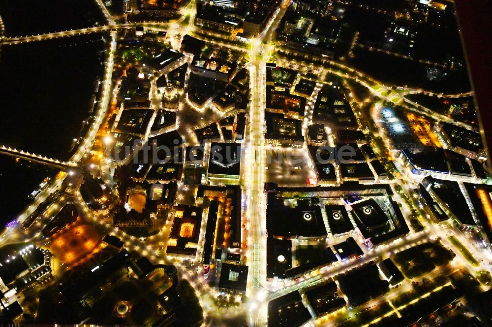 Dresden bei Nacht aus der Vogelperspektive: Nachtluftbild Altstadtbereich und Innenstadtzentrum im Ortsteil Zentrum in Dresden im Bundesland Sachsen, Deutschland