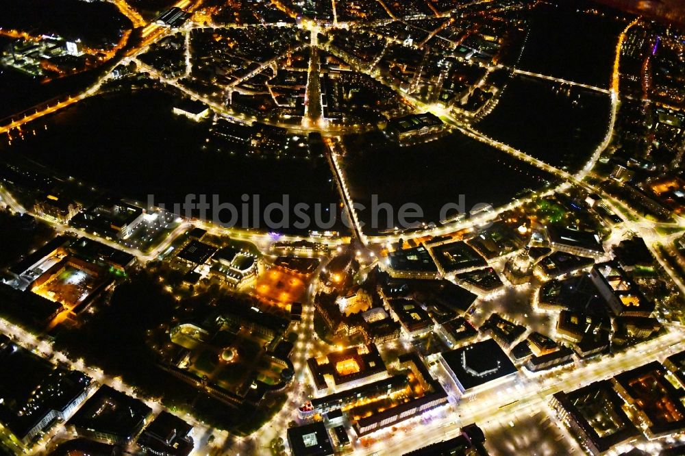 Nachtluftbild Dresden - Nachtluftbild Altstadtbereich und Innenstadtzentrum im Ortsteil Zentrum in Dresden im Bundesland Sachsen, Deutschland