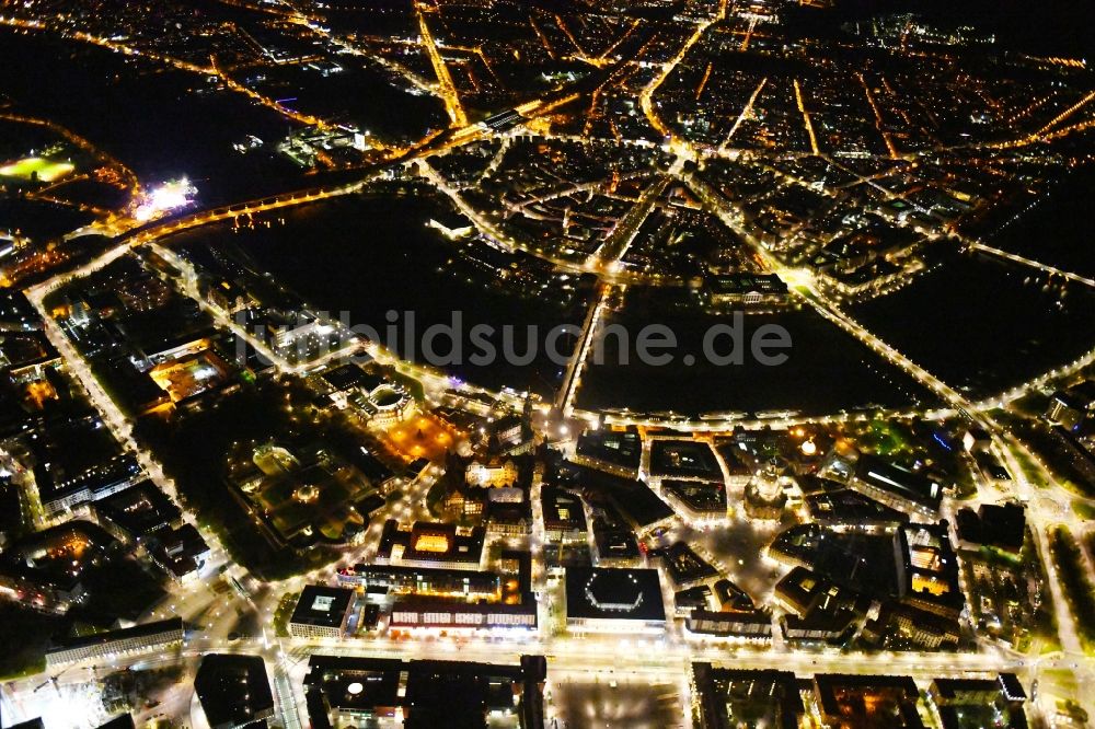 Dresden bei Nacht von oben - Nachtluftbild Altstadtbereich und Innenstadtzentrum im Ortsteil Zentrum in Dresden im Bundesland Sachsen, Deutschland