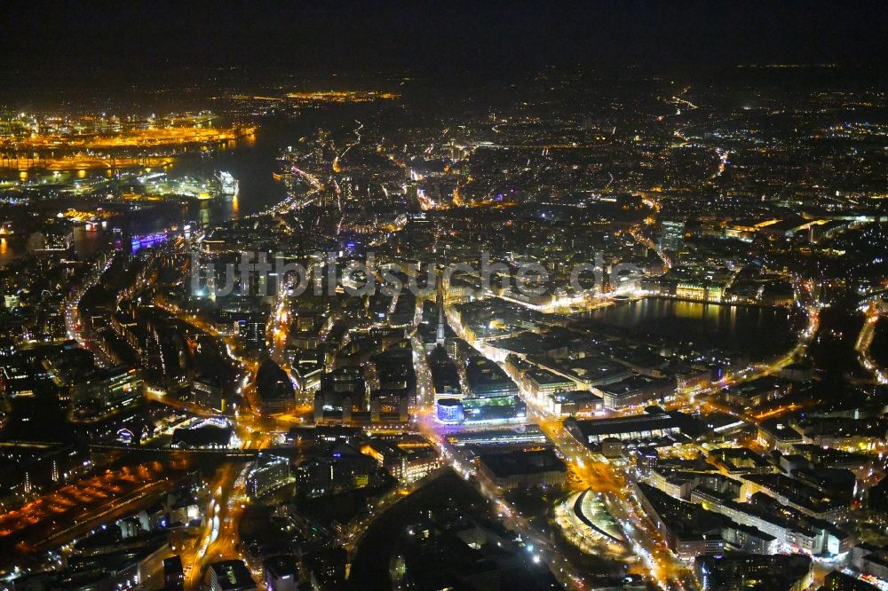 Hamburg bei Nacht aus der Vogelperspektive: Nachtluftbild Altstadtbereich und Innenstadtzentrum im Ortsteil Zentrum in Hamburg, Deutschland