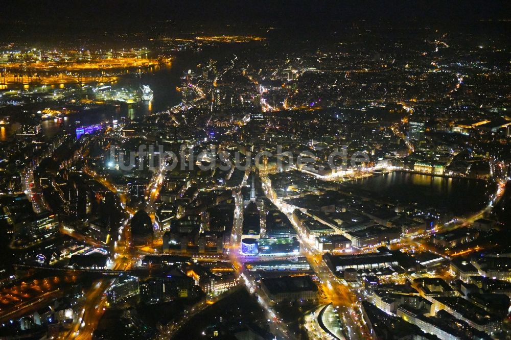 Nacht-Luftaufnahme Hamburg - Nachtluftbild Altstadtbereich und Innenstadtzentrum im Ortsteil Zentrum in Hamburg, Deutschland