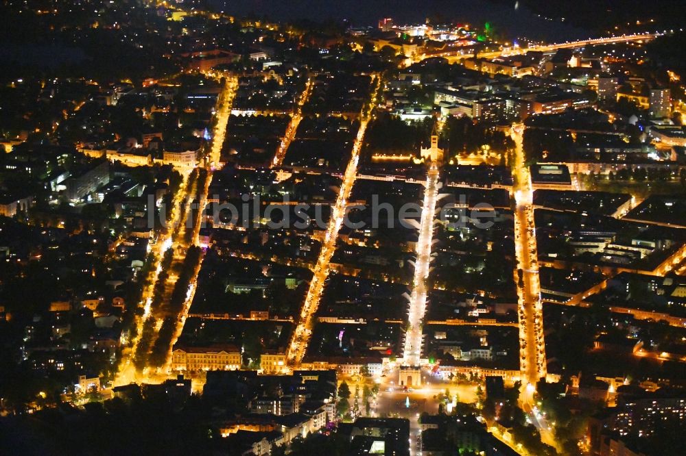 Potsdam bei Nacht aus der Vogelperspektive: Nachtluftbild Altstadtbereich und Innenstadtzentrum in Potsdam im Bundesland Brandenburg, Deutschland