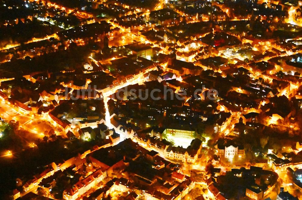 Nachtluftbild Quedlinburg - Nachtluftbild Altstadtbereich und Innenstadtzentrum in Quedlinburg im Bundesland Sachsen-Anhalt, Deutschland