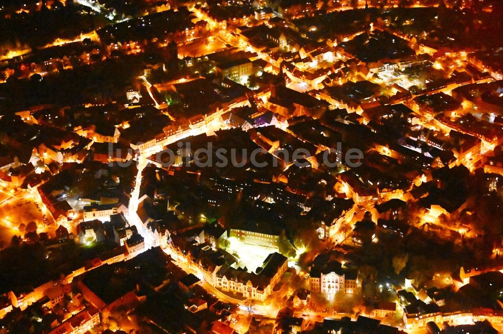 Nacht-Luftaufnahme Quedlinburg - Nachtluftbild Altstadtbereich und Innenstadtzentrum in Quedlinburg im Bundesland Sachsen-Anhalt, Deutschland
