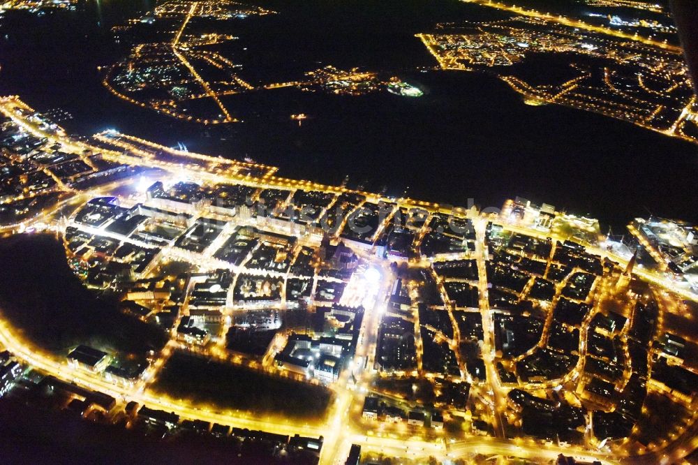 Rostock bei Nacht aus der Vogelperspektive: Nachtluftbild Altstadtbereich und Innenstadtzentrum in Rostock im Bundesland Mecklenburg-Vorpommern
