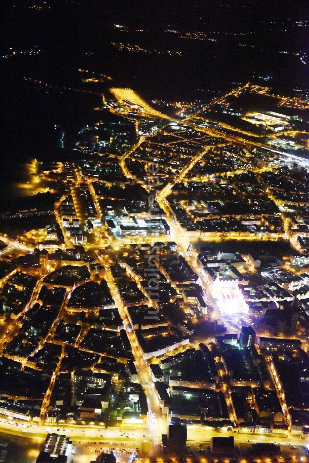 Rostock bei Nacht von oben - Nachtluftbild Altstadtbereich und Innenstadtzentrum in Rostock im Bundesland Mecklenburg-Vorpommern