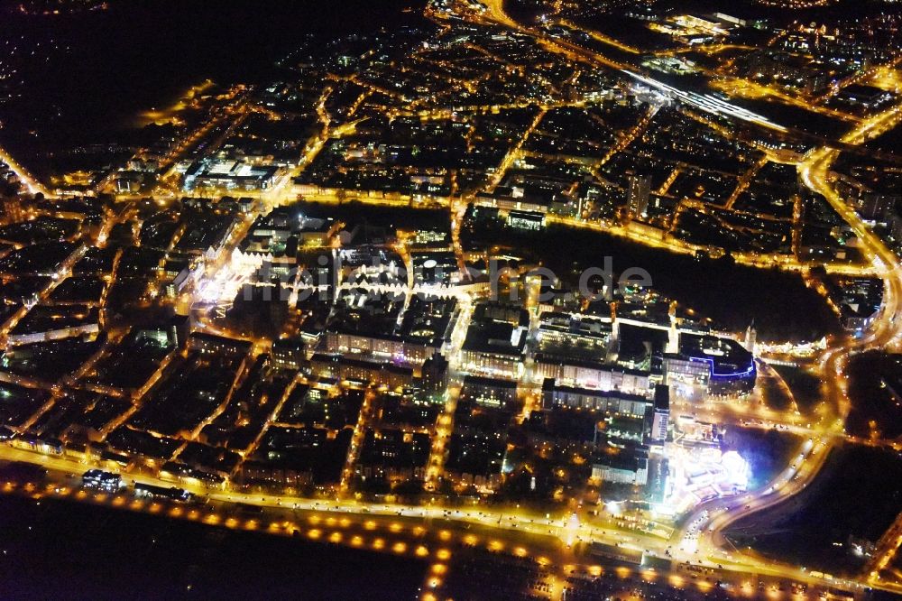 Nacht-Luftaufnahme Rostock - Nachtluftbild Altstadtbereich und Innenstadtzentrum in Rostock im Bundesland Mecklenburg-Vorpommern