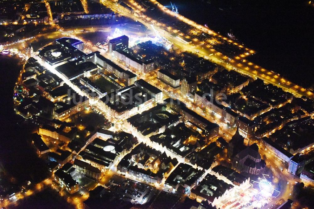 Rostock bei Nacht von oben - Nachtluftbild Altstadtbereich und Innenstadtzentrum in Rostock im Bundesland Mecklenburg-Vorpommern