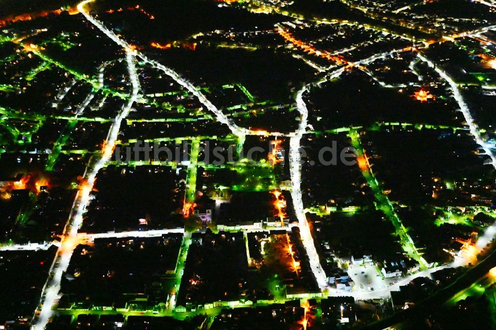Saarlouis bei Nacht von oben - Nachtluftbild Altstadtbereich und Innenstadtzentrum in Saarlouis im Bundesland Saarland, Deutschland