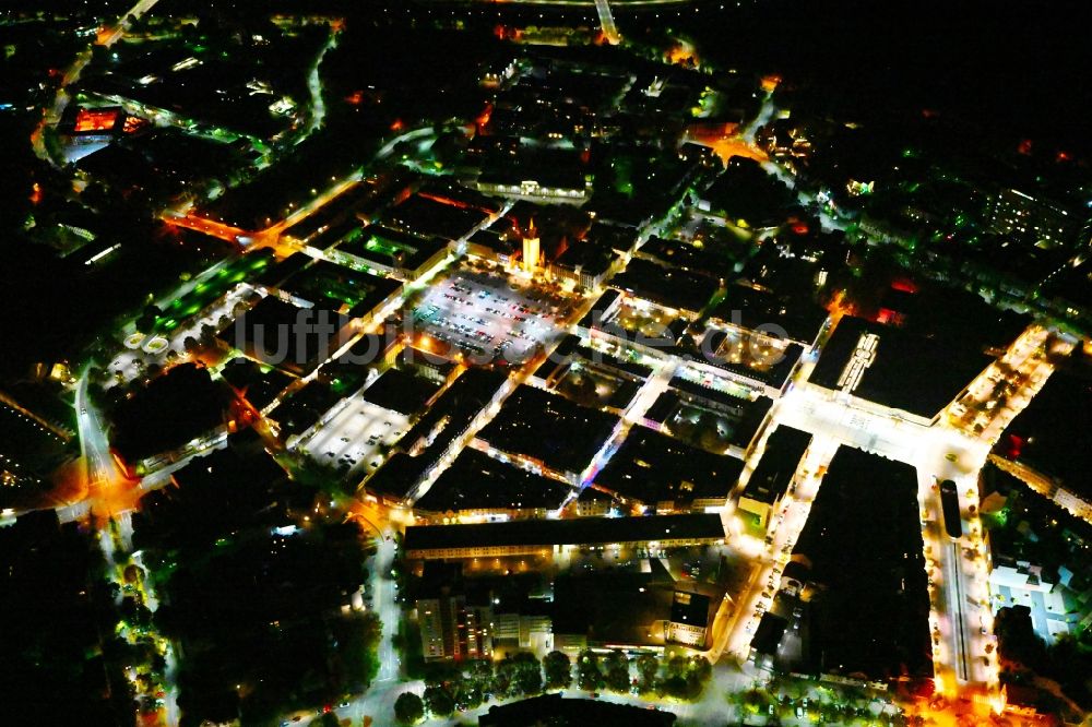Nacht-Luftaufnahme Saarlouis - Nachtluftbild Altstadtbereich und Innenstadtzentrum in Saarlouis im Bundesland Saarland, Deutschland