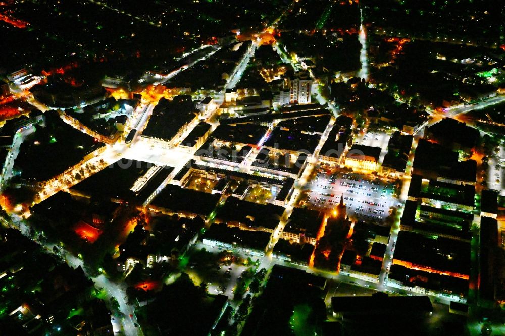 Nacht-Luftaufnahme Saarlouis - Nachtluftbild Altstadtbereich und Innenstadtzentrum in Saarlouis im Bundesland Saarland, Deutschland