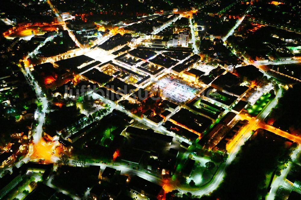 Saarlouis bei Nacht aus der Vogelperspektive: Nachtluftbild Altstadtbereich und Innenstadtzentrum in Saarlouis im Bundesland Saarland, Deutschland