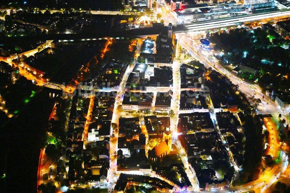 Berlin bei Nacht von oben - Nachtluftbild Altstadtbereich und Innenstadtzentrum Spandau in Berlin, Deutschland