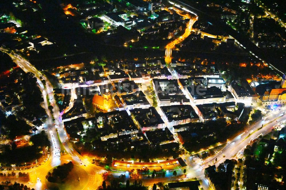 Nacht-Luftaufnahme Berlin - Nachtluftbild Altstadtbereich und Innenstadtzentrum Spandau in Berlin, Deutschland