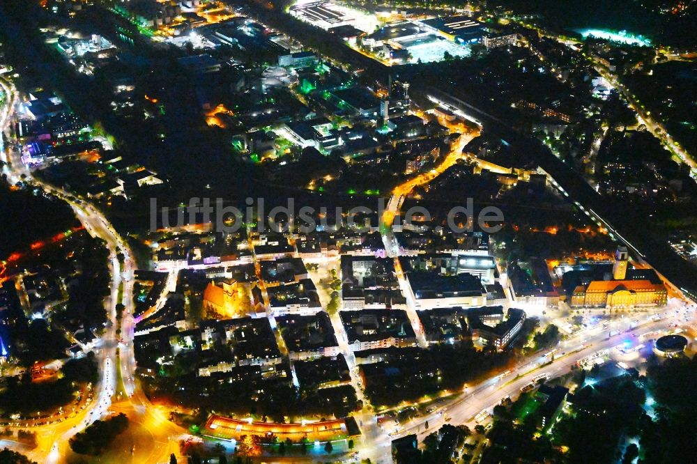 Berlin bei Nacht aus der Vogelperspektive: Nachtluftbild Altstadtbereich und Innenstadtzentrum Spandau in Berlin, Deutschland