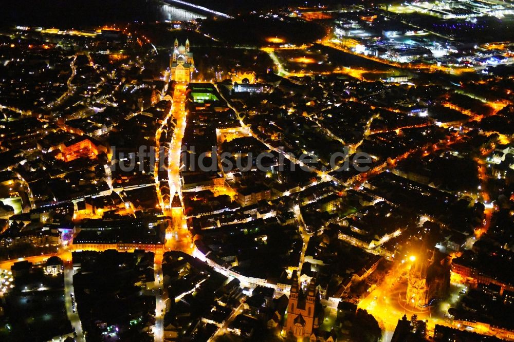 Speyer bei Nacht von oben - Nachtluftbild Altstadtbereich und Innenstadtzentrum in Speyer im Bundesland Rheinland-Pfalz, Deutschland