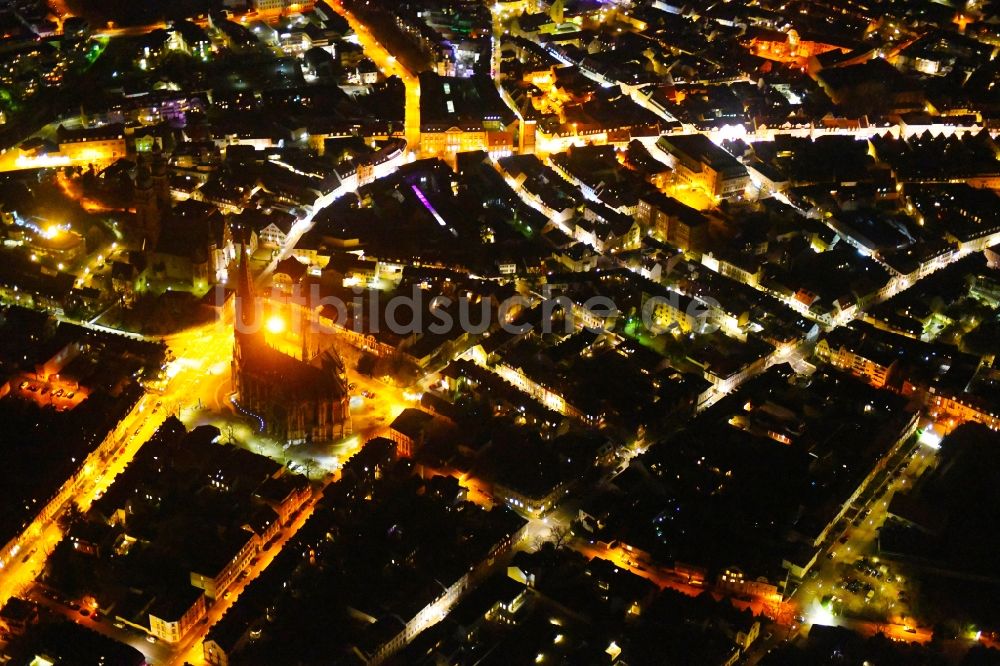Nacht-Luftaufnahme Speyer - Nachtluftbild Altstadtbereich und Innenstadtzentrum in Speyer im Bundesland Rheinland-Pfalz, Deutschland