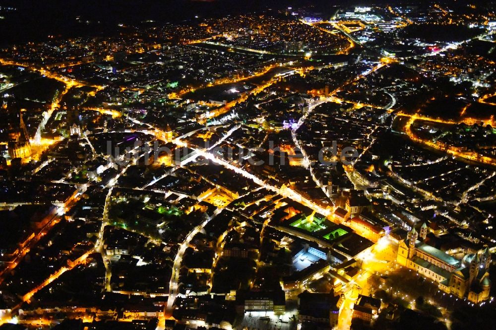 Nacht-Luftaufnahme Speyer - Nachtluftbild Altstadtbereich und Innenstadtzentrum in Speyer im Bundesland Rheinland-Pfalz, Deutschland