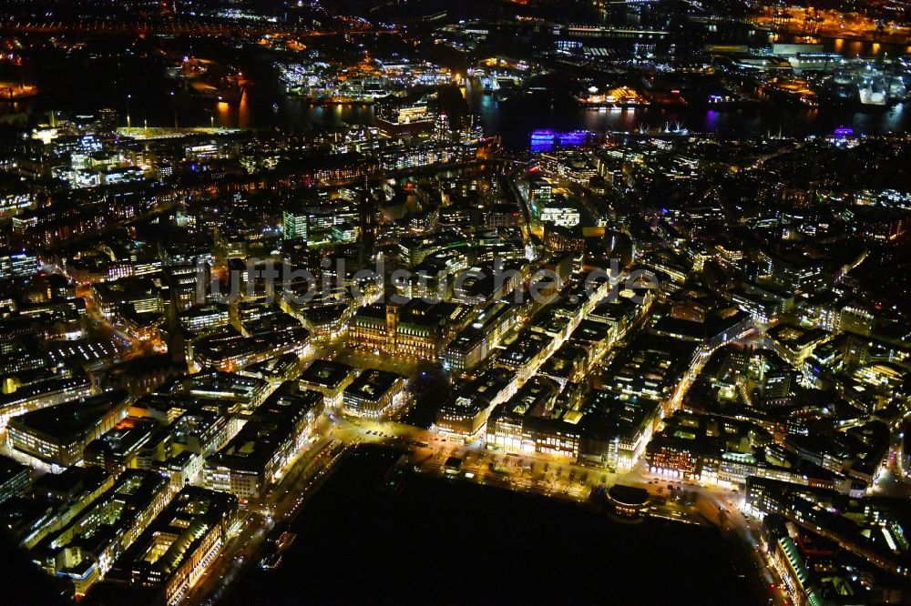 Hamburg bei Nacht von oben - Nachtluftbild Altstadtbereich und Innenstadtzentrum am Ufer der Binnenalster in Hamburg, Deutschland