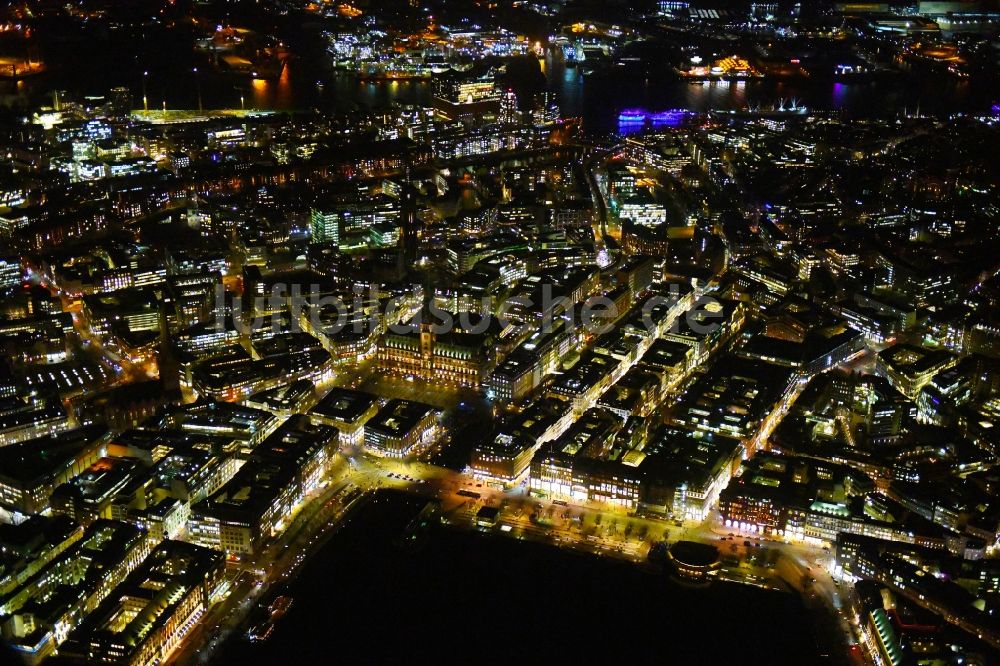 Nachtluftbild Hamburg - Nachtluftbild Altstadtbereich und Innenstadtzentrum am Ufer der Binnenalster in Hamburg, Deutschland