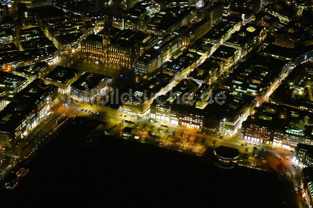 Nacht-Luftaufnahme Hamburg - Nachtluftbild Altstadtbereich und Innenstadtzentrum am Ufer der Binnenalster in Hamburg, Deutschland