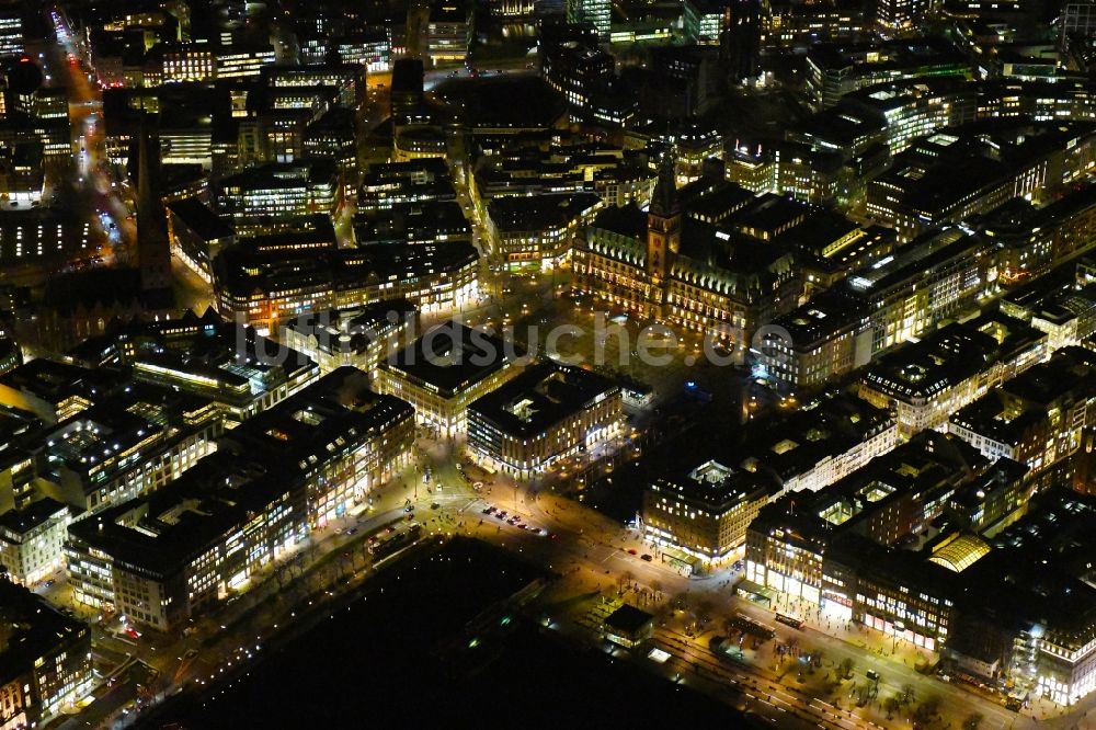Hamburg bei Nacht aus der Vogelperspektive: Nachtluftbild Altstadtbereich und Innenstadtzentrum am Ufer der Binnenalster in Hamburg, Deutschland