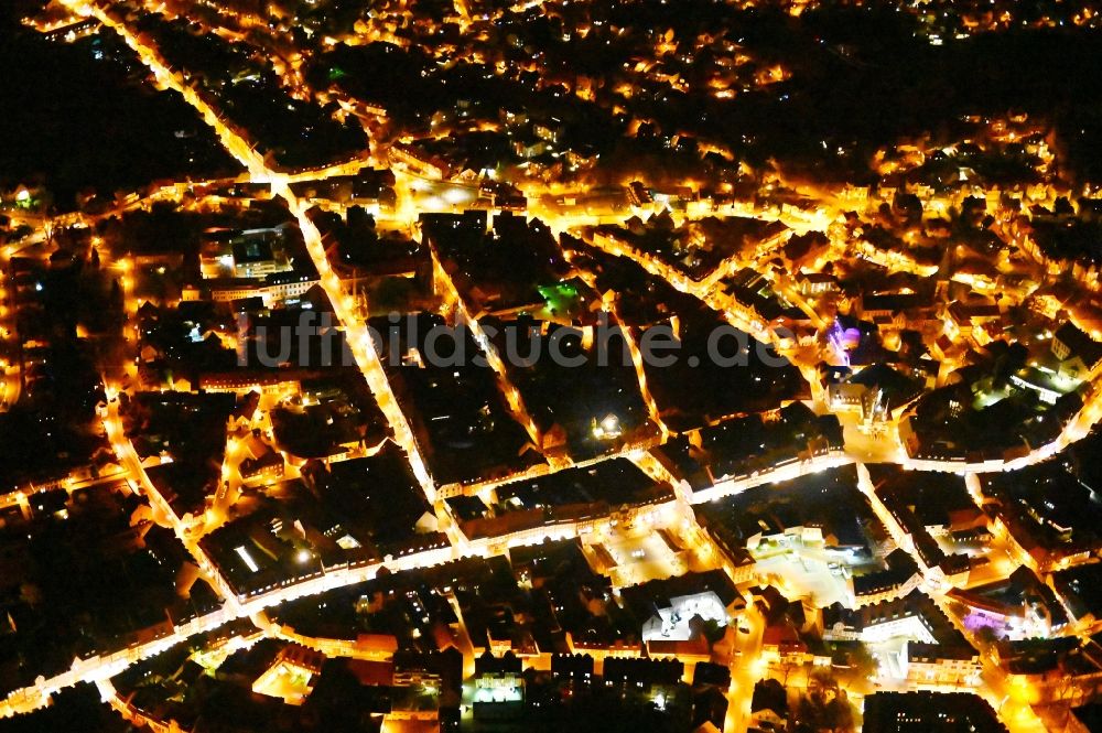 Nacht-Luftaufnahme Wernigerode - Nachtluftbild Altstadtbereich und Innenstadtzentrum in Wernigerode im Bundesland Sachsen-Anhalt, Deutschland