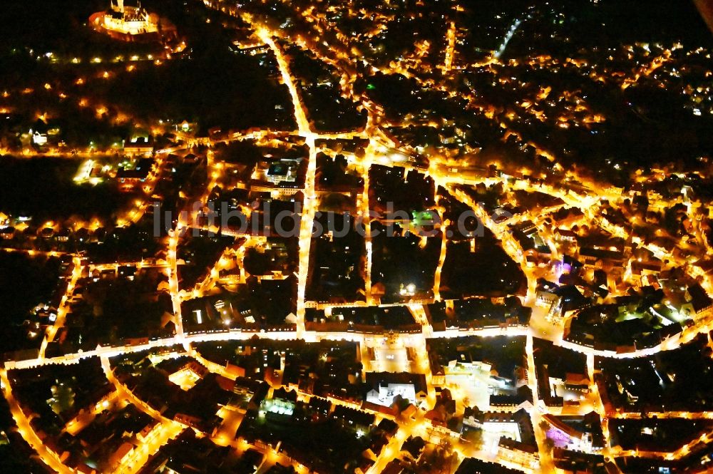 Wernigerode bei Nacht von oben - Nachtluftbild Altstadtbereich und Innenstadtzentrum in Wernigerode im Bundesland Sachsen-Anhalt, Deutschland