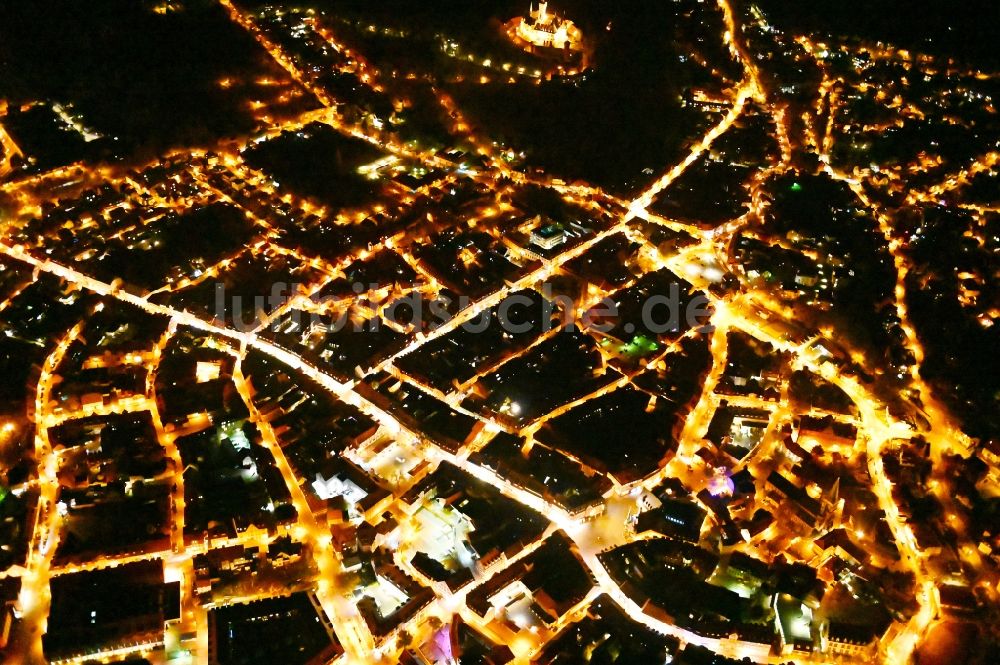 Nachtluftbild Wernigerode - Nachtluftbild Altstadtbereich und Innenstadtzentrum in Wernigerode im Bundesland Sachsen-Anhalt, Deutschland