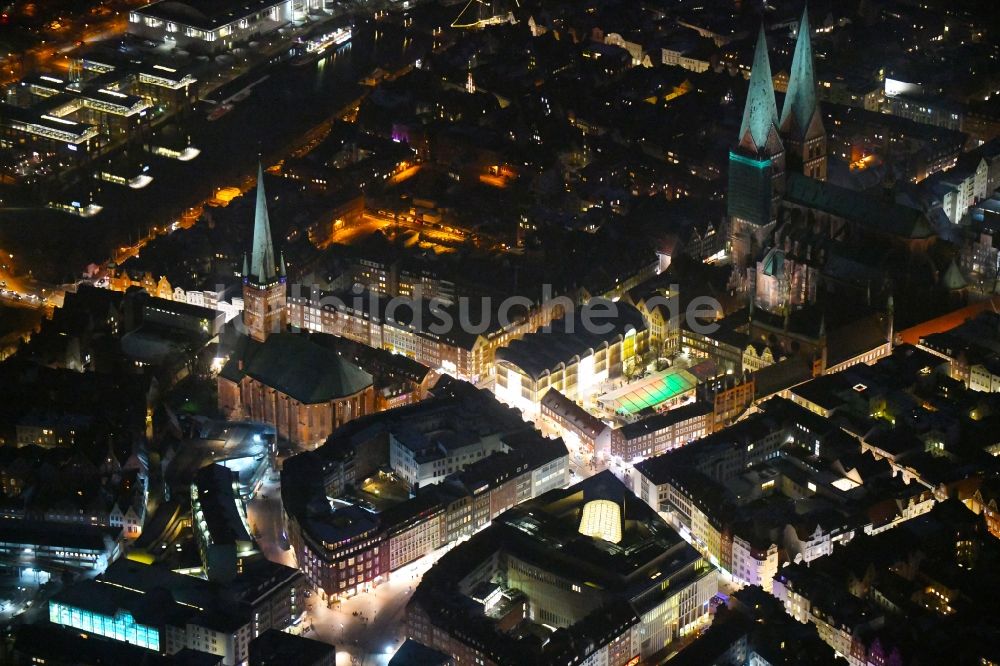 Nachtluftbild Lübeck - Nachtluftbild Altstadtbereich und Innenstadtzentrum zwischen St. Petri Kirche, Markt und Marienkirche in Lübeck im Bundesland Schleswig-Holstein, Deutschland