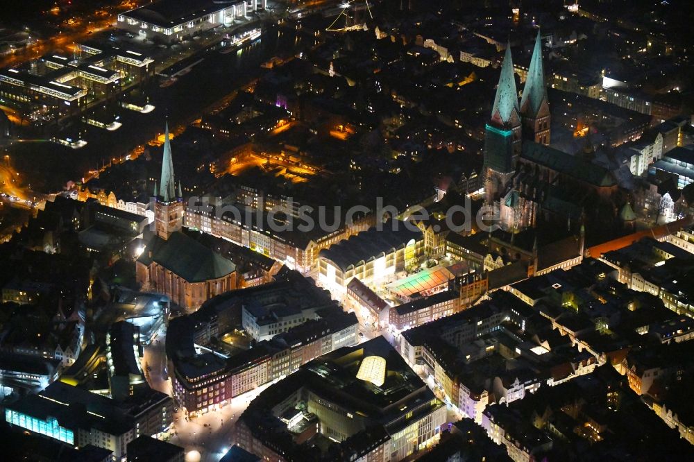 Lübeck bei Nacht von oben - Nachtluftbild Altstadtbereich und Innenstadtzentrum zwischen St. Petri Kirche, Markt und Marienkirche in Lübeck im Bundesland Schleswig-Holstein, Deutschland