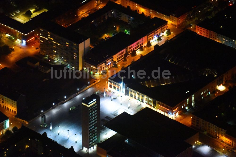 Neubrandenburg bei Nacht von oben - Nachtluftbild Altstadtbereich am Marktplatz in Neubrandenburg im Bundesland Mecklenburg-Vorpommern, Deutschland