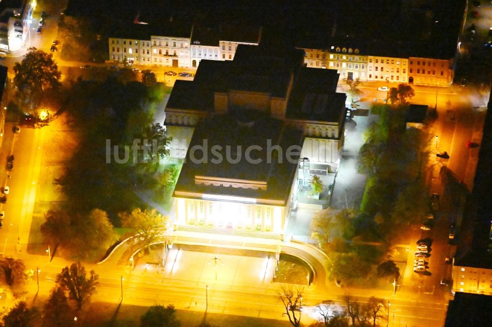 Dessau bei Nacht von oben - Nachtluftbild Anhaltisches Theater in Dessau im Bundesland Sachsen-Anhalt, Deutschland